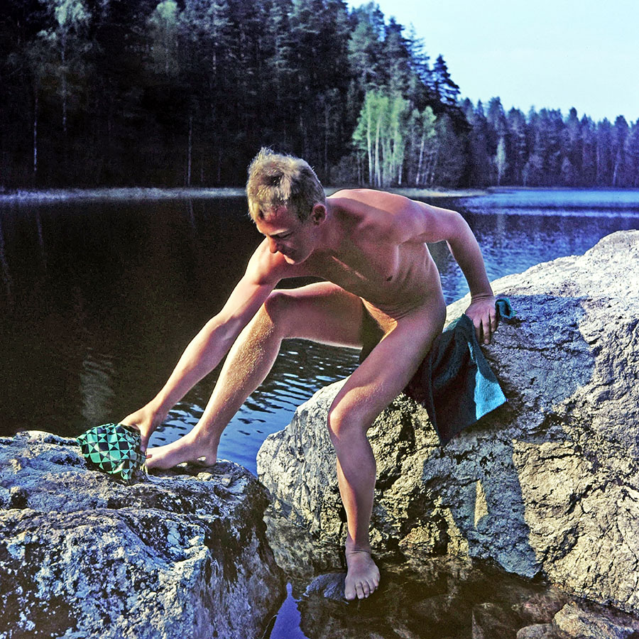 FKK, nackt und frei in der Natur - Nackter Mann bei einer Nordlandfahrt, Skandinavien